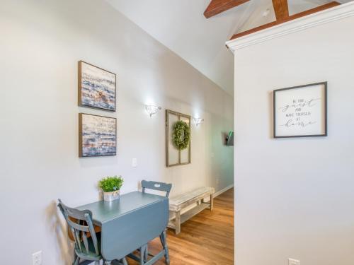 Luxe Victorian Carriage House In Historic District Home