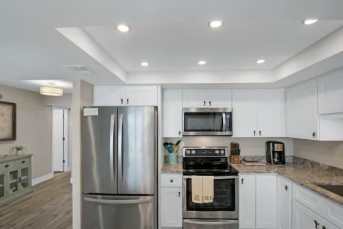 Upscale Oceanfront Condo With Panoramic Views, Newly Renovated!
