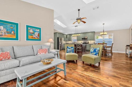 Island Sun House - Walk To State Park And Beach!