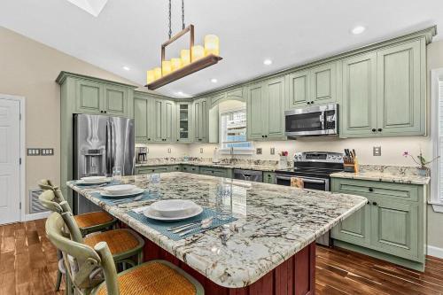 Island Sun House - Walk To State Park And Beach!