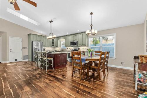 Island Sun House - Walk To State Park And Beach!