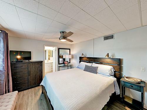 Apartamento New Listing! Waterfront Condo With Dock & Pool Condo