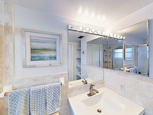 Apartamento New Listing! Waterfront Condo With Dock & Pool Condo