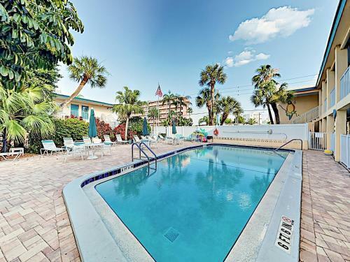 Apartamento New Listing! Waterfront Condo With Dock & Pool Condo