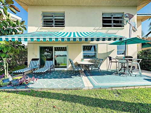 Apartamento New Listing! Waterfront Condo With Dock & Pool Condo