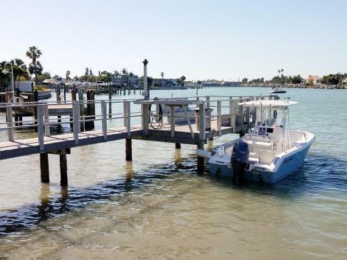 Apartamento New Listing! Waterfront Condo With Dock & Pool Condo