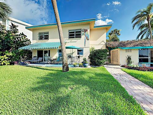 Apartamento New Listing! Waterfront Condo With Dock & Pool Condo