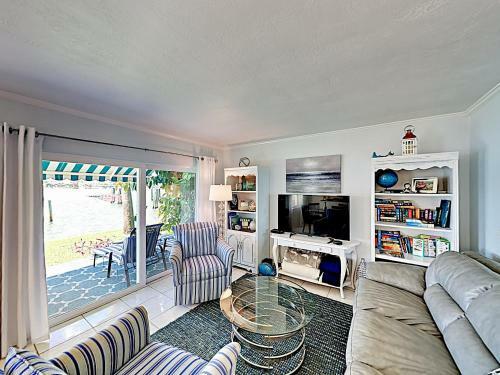Apartamento New Listing! Waterfront Condo With Dock & Pool Condo