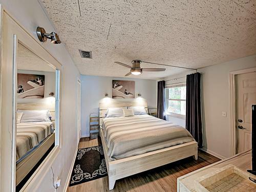 Apartamento New Listing! Waterfront Condo With Dock & Pool Condo