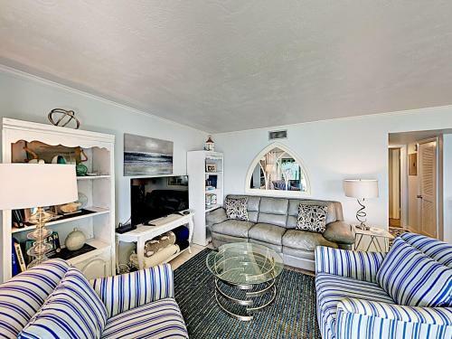 Apartamento New Listing! Waterfront Condo With Dock & Pool Condo