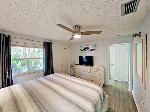Apartamento New Listing! Waterfront Condo With Dock & Pool Condo