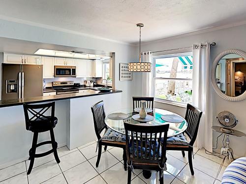 Apartamento New Listing! Waterfront Condo With Dock & Pool Condo