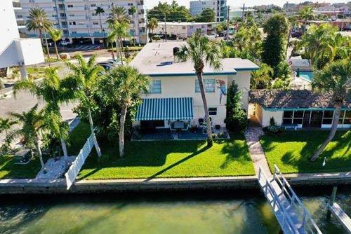 Apartamento New Listing! Waterfront Condo With Dock & Pool Condo
