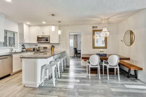Brightwater Beach - Amazing Updates, Just A Block From The Beach