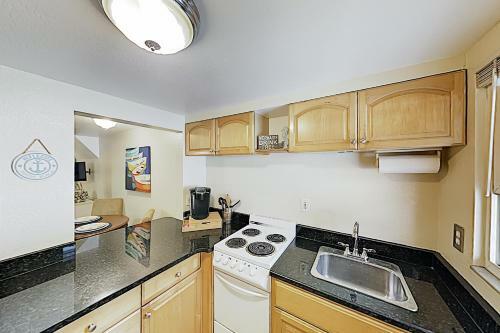 Apartamento New Listing! Shoreside Condo - Walk To Waves Condo