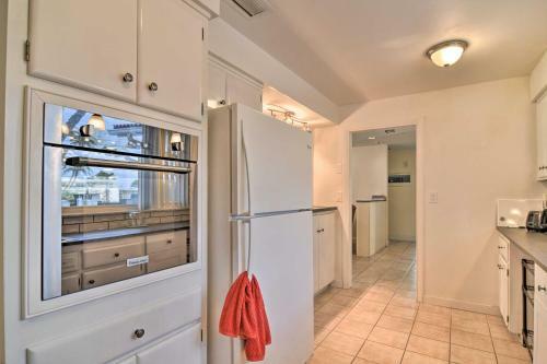 Coastal Getaway With Yard, About 3 Mi To St Pete Beach!