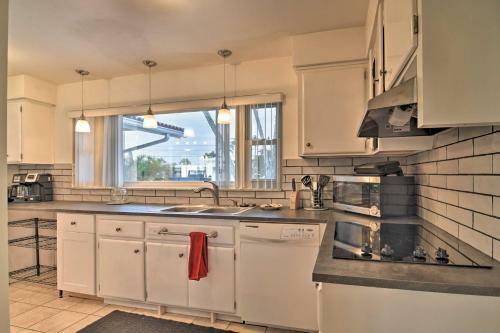 Coastal Getaway With Yard, About 3 Mi To St Pete Beach!