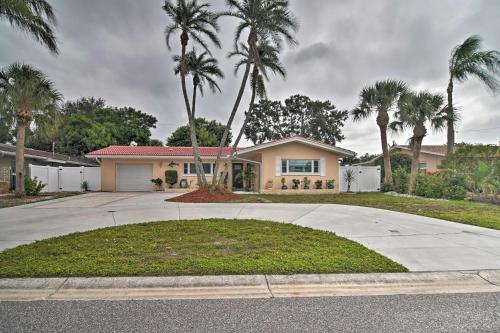 Coastal Getaway With Yard, About 3 Mi To St Pete Beach!