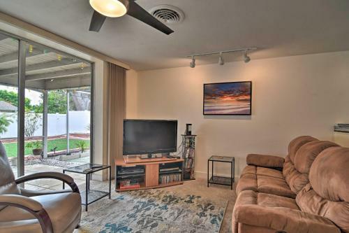Coastal Getaway With Yard, About 3 Mi To St Pete Beach!