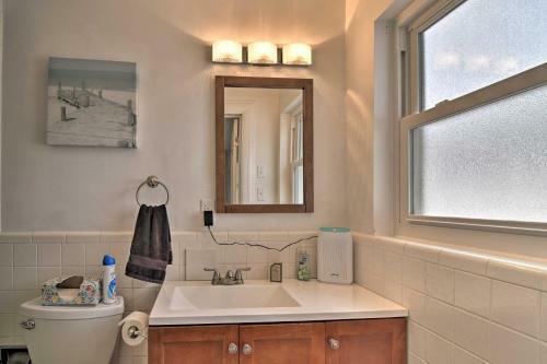 Coastal Getaway With Yard, About 3 Mi To St Pete Beach!