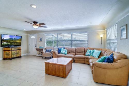 New Listing! Spacious Haven With Pool & Hot Tub Home