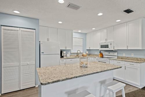 Quiet Resort Condo Surrounded By Tropical Vegetation - Blind Pass E102