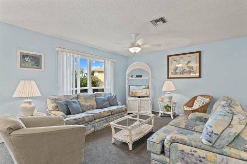 Quiet Resort Condo Surrounded By Tropical Vegetation - Blind Pass E102