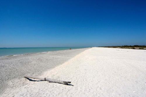 Quiet Spacious Condo Near Famous Bowman's Beach - Blind Pass G203