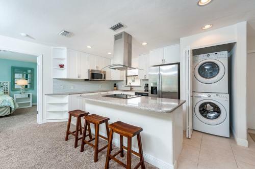 Sunsets & Shelling At Hidden Gem Resort Beach Condo - Blind Pass D205