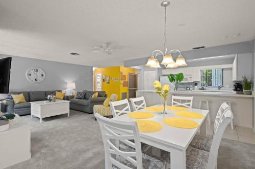 Quiet Spacious Resort Condo Near Bowmans Beach - Blind Pass E109