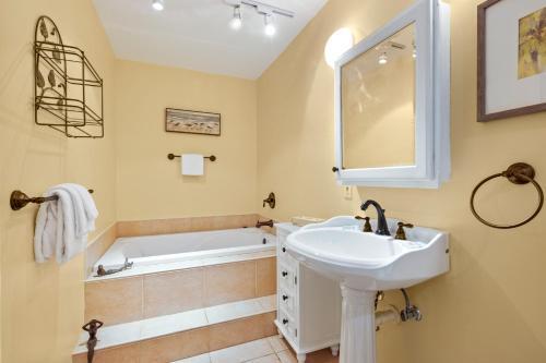 Enjoy Sunsets At Sanibel's Hidden Gem Resort Condo - Blind Pass E201