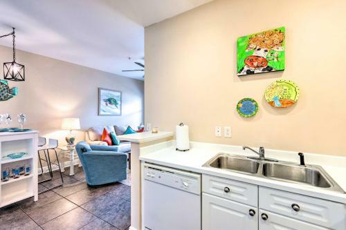 Apartamento Bright Coastal Condo With Pool, 0 5 Mi To Beach