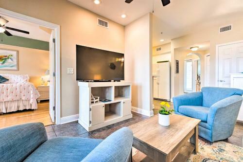 Apartamento Bright Coastal Condo With Pool, 0 5 Mi To Beach
