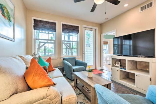 Apartamento Bright Coastal Condo With Pool, 0 5 Mi To Beach