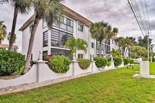 Apartamento Updated Condo With Patio, 5min Walk To Crescent Beach