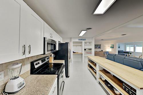 Gorgeous Retreat With Private Pool - Walk To Bay Home