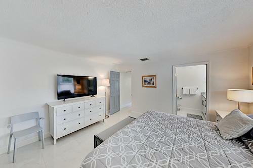 Gorgeous Retreat With Private Pool - Walk To Bay Home