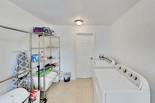 Gorgeous Retreat With Private Pool - Walk To Bay Home