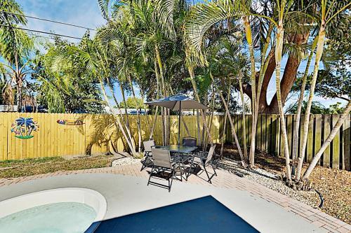 Sleek Home - Lush Yard & Private Pool - Near Beach Home