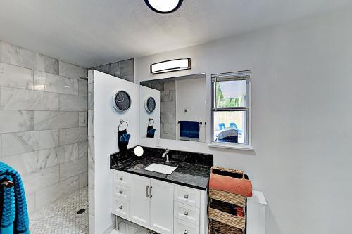 Sleek Home - Lush Yard & Private Pool - Near Beach Home