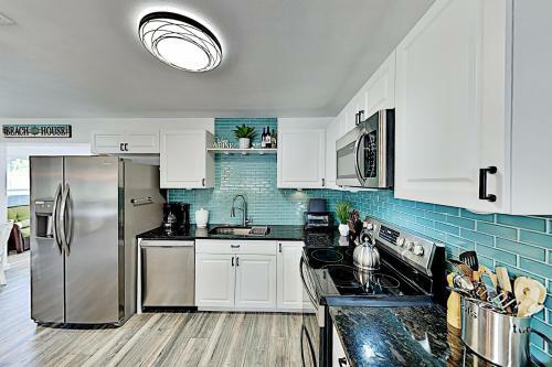Sleek Home - Lush Yard & Private Pool - Near Beach Home