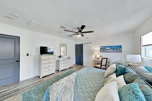 Sleek Home - Lush Yard & Private Pool - Near Beach Home