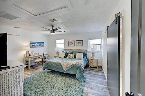 Sleek Home - Lush Yard & Private Pool - Near Beach Home