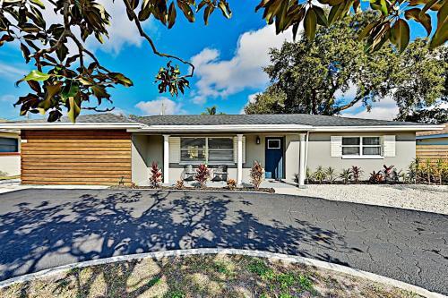 Sleek Home - Lush Yard & Private Pool - Near Beach Home