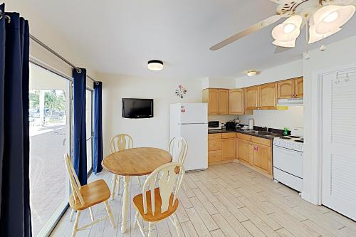 Apartamento New Listing! Tropical Getaway - Steps To Sand Apts
