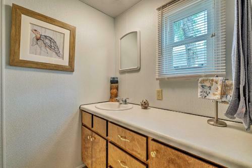 Cabin With Fire Pit, Walk To Steinhatchee River!