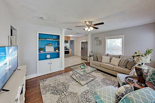 Updated Bungalow - Fenced Backyard With Gas Grill Home