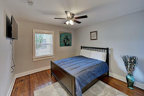 Updated Bungalow - Fenced Backyard With Gas Grill Home