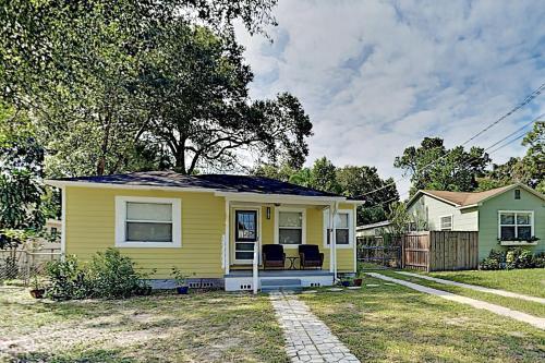 Updated Bungalow - Fenced Backyard With Gas Grill Home