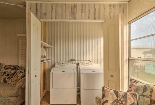 Retro Vero Beach Resort Home With Florida Room!